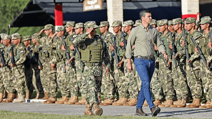 Peña firma decreto que habilita a militares el uso de armas de guerra contra criminales
