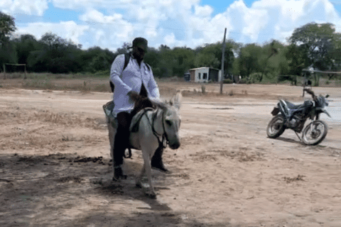 Médico recorre el Chaco en burro para atender pacientes