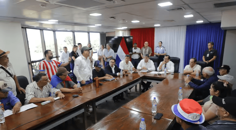 Tadeo Rojas se reúne con adultos mayores que protestan frente al MDS