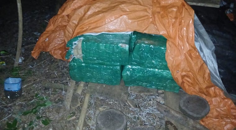 Incautan una tonelada de marihuana a orillas del río y narcos pierden USD 472.000