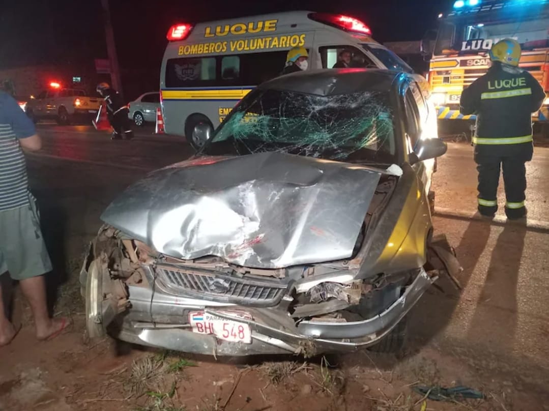 Menor habría provocado choque al intentar defender a su madre de su padre armado