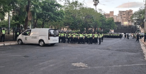 Policía activa seguridad por marcha docente