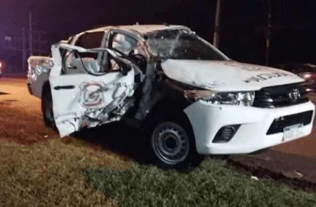 Abuelito borracho embistió patrullera y dejó dos policías heridos en Hernandarias