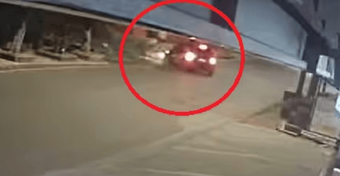 Comisario provoca choque tras giro imprudente y huye sin auxiliar a las víctimas