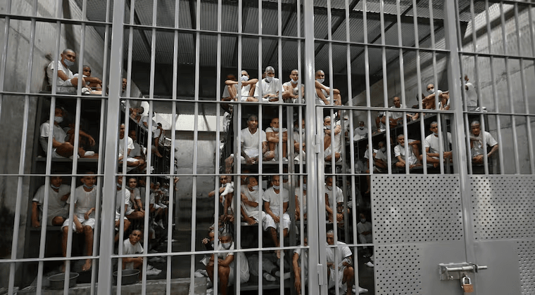 Bukele propone cadena perpetua en El Salvador para menores asesinos o violadores