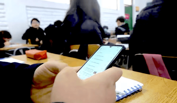 Tratan proyecto que prohíbe usar celular en el aula y establece excepciones Tratan proyecto que prohíbe usar celular en el aula y establece excepciones