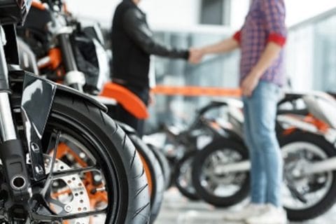 Polémica por resolución de la Corte que eleva costos para adquirir una moto