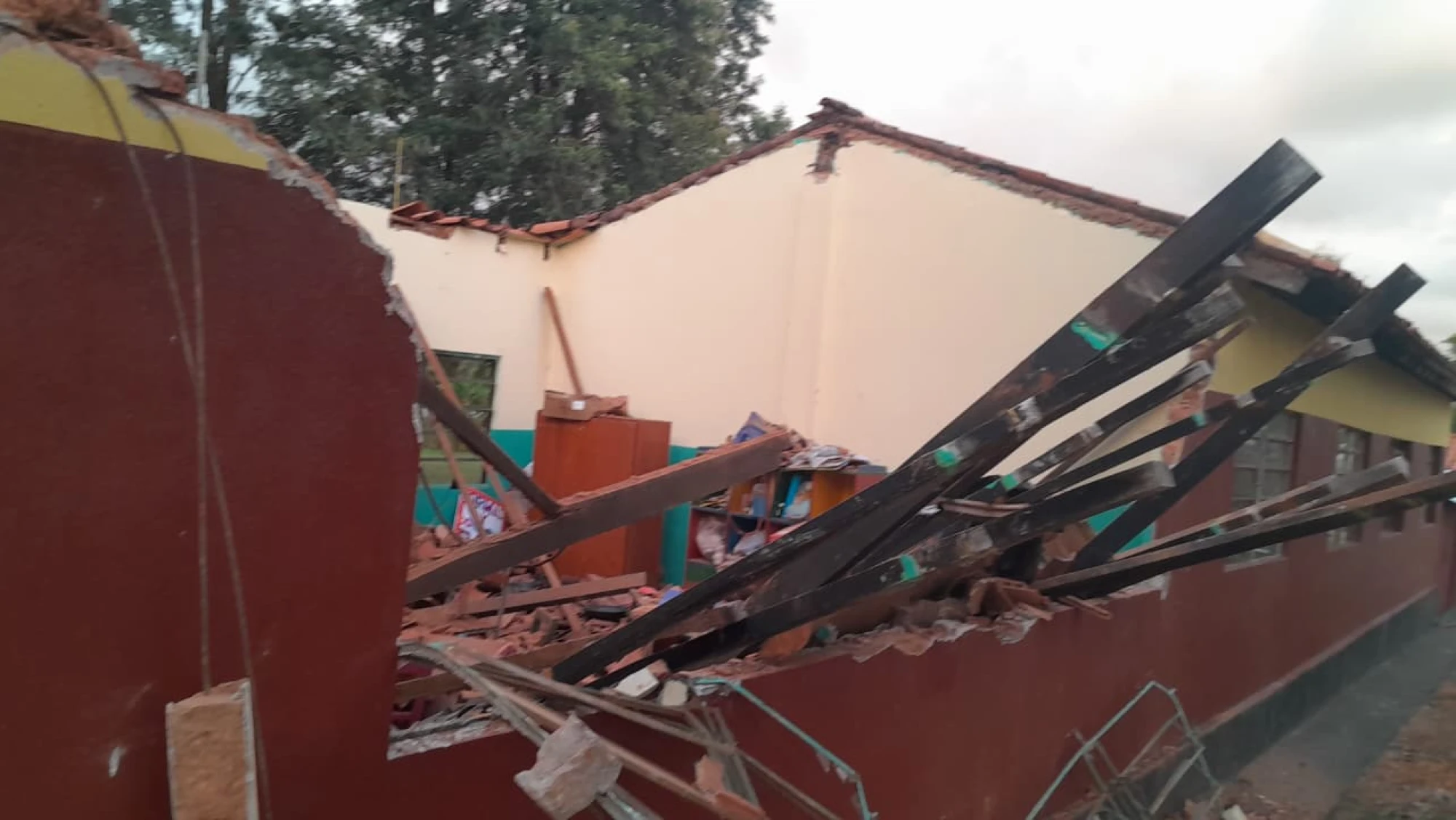 Techo de escuela cae en R.I. 3 Corrales en medio de ausencia de niños por huelga docente