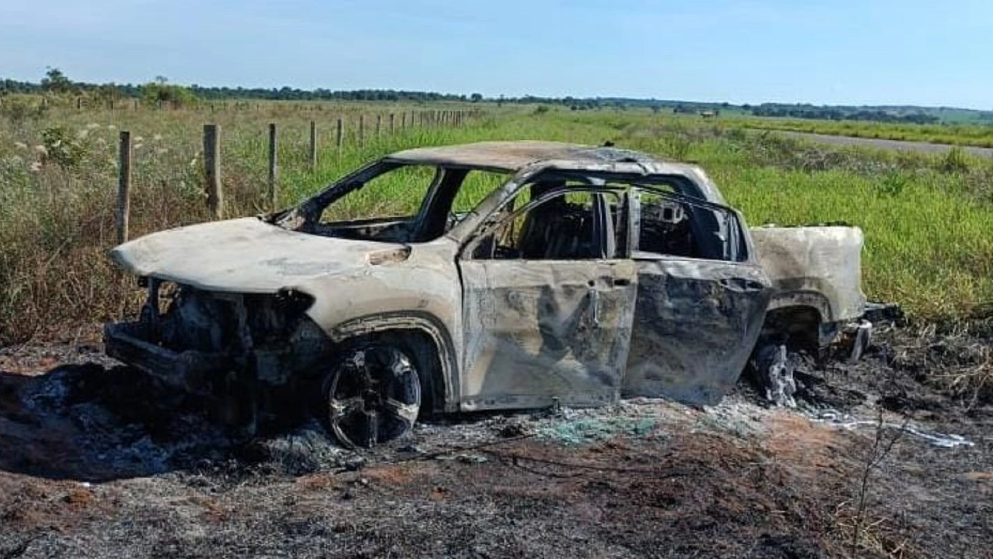 Hallan cuerpo que podría ser un paraguayo, en una camioneta envuelta en llamas en Brasil