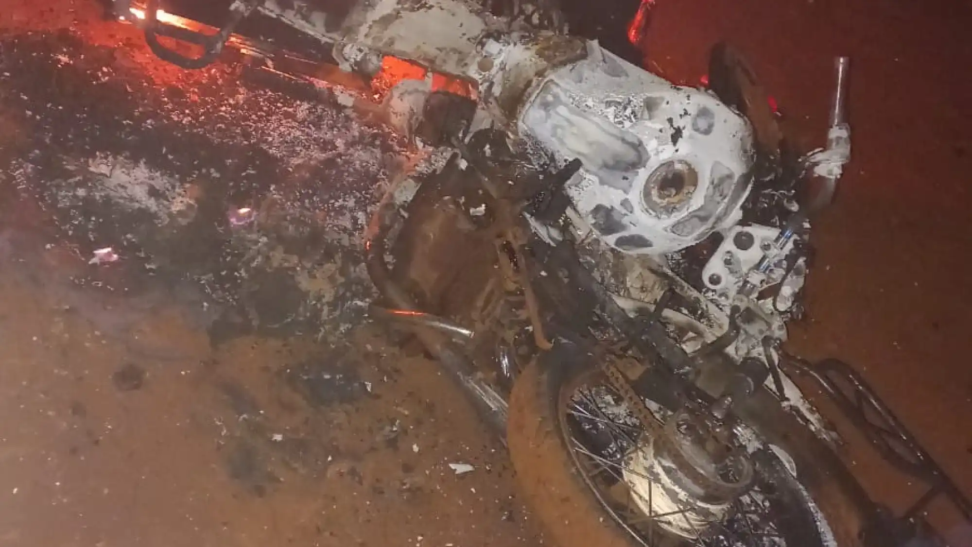 Turba incendia dos motocicletas tras riña en Ciudad del Este Turba incendia dos motocicletas tras riña en Ciudad del Este
