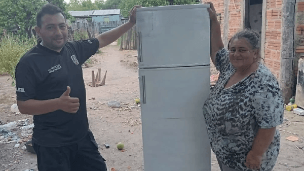 Suboficial compró heladera por su cumpleaños para regalarla a mujer de escasos recursos