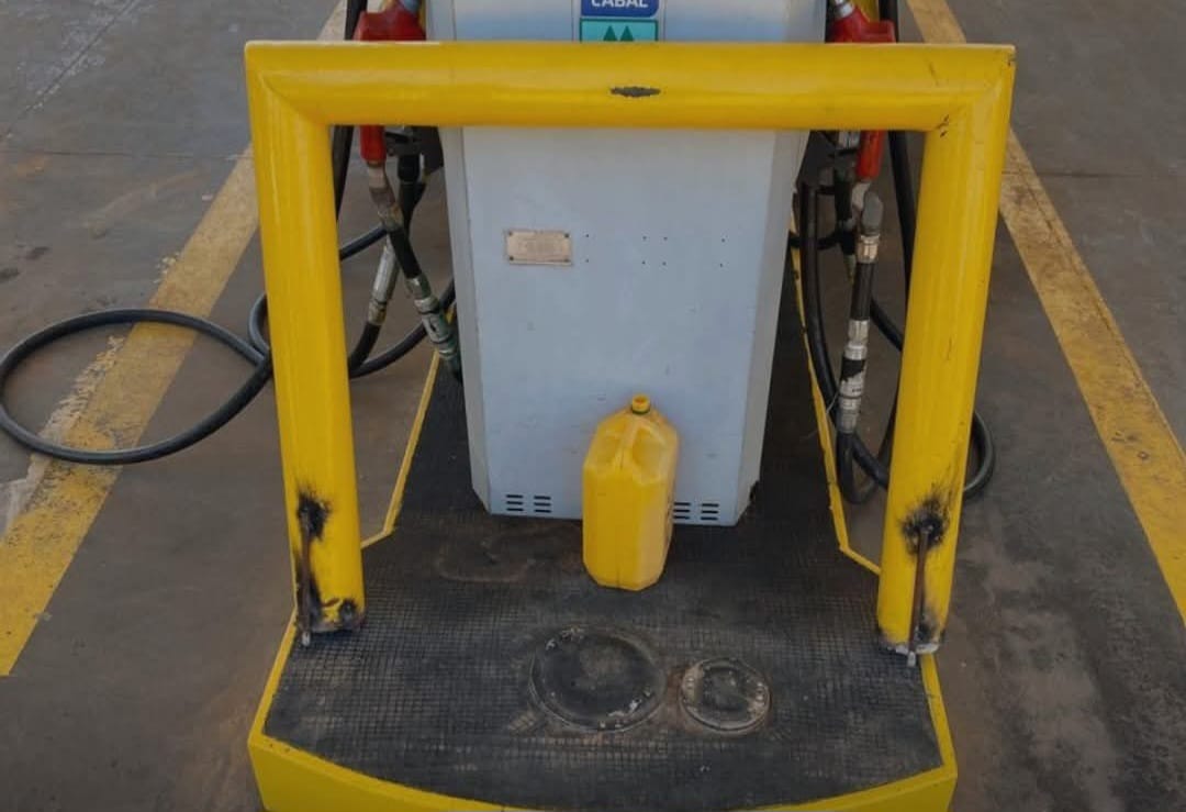 Niña de 3 años fallece tras caerle estructura metálica en estación de servicio