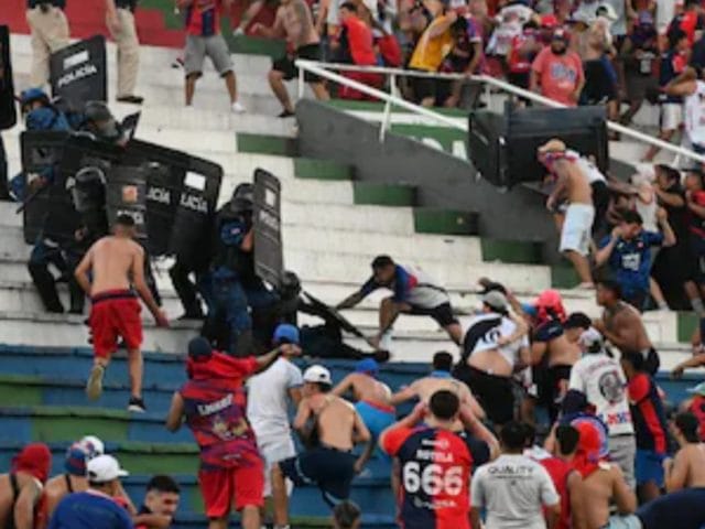 Tres policías heridos en incidentes con hinchas de Cerro Porteño en el clásico