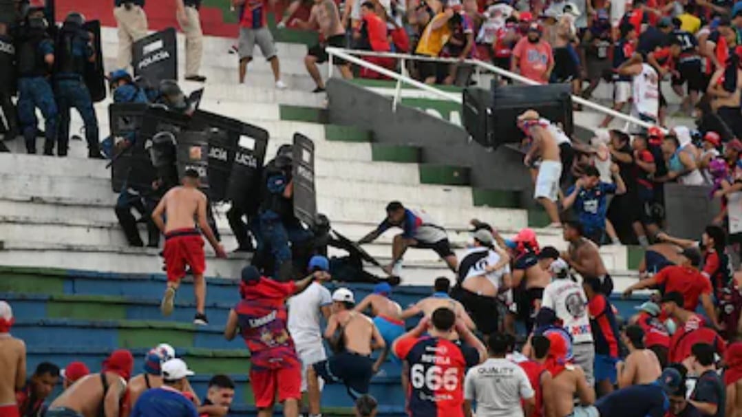 Tres policías heridos en incidentes con hinchas de Cerro Porteño en el clásico