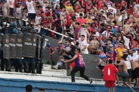 Diputado propone prohibir entradas a hinchadas visitantes y defiende a la Policía