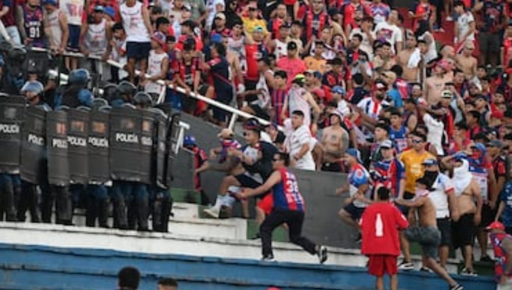 Diputado propone prohibir entradas a hinchadas visitantes y defiende a la Policía