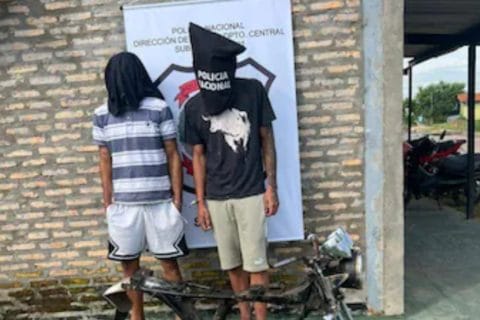Hermanos fueron aprehendidos tras denuncia de su madre por robo y maltrato