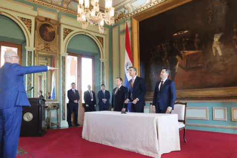 Peña tomó juramento a nuevo ministro y le encargó cuidar logros sociales