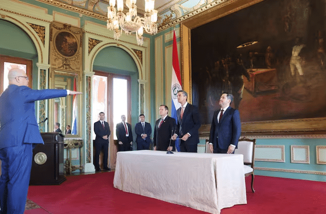 Peña tomó juramento a nuevo ministro y le encargó cuidar logros sociales Peña tomó juramento a nuevo ministro y le encargó cuidar logros sociales