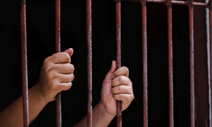 Adolescente atacó a su mamá porque «tiró su peluche»