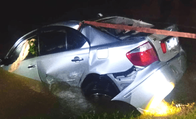 Joven policía se salva de milagro tras caer con su vehículo al río Tebicuary