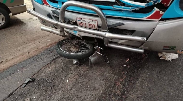 Choque entre moto y bus deja tres jóvenes fallecidos, incluyendo una menor Choque entre moto y bus deja tres jóvenes fallecidos, incluyendo una menor