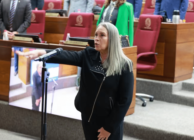 Lucía Mendoza jura como senadora tras expulsión de “Chaqueñito” Lucía Mendoza jura como senadora tras expulsión de “Chaqueñito”