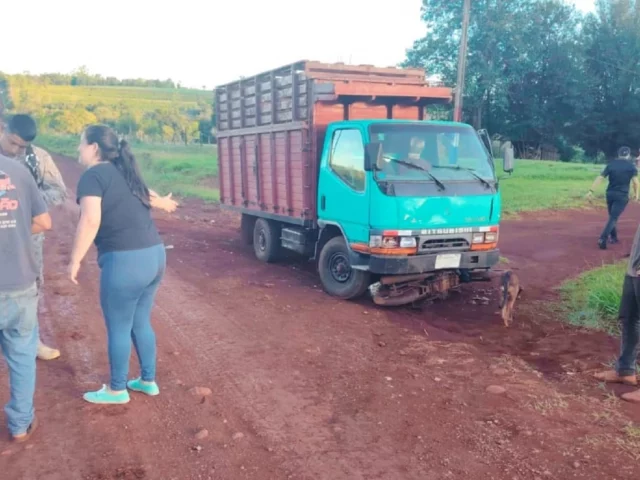 Niño muere tras chocar en motocicleta contra un camión en Itapúa Niño muere tras chocar en motocicleta contra un camión en Itapúa