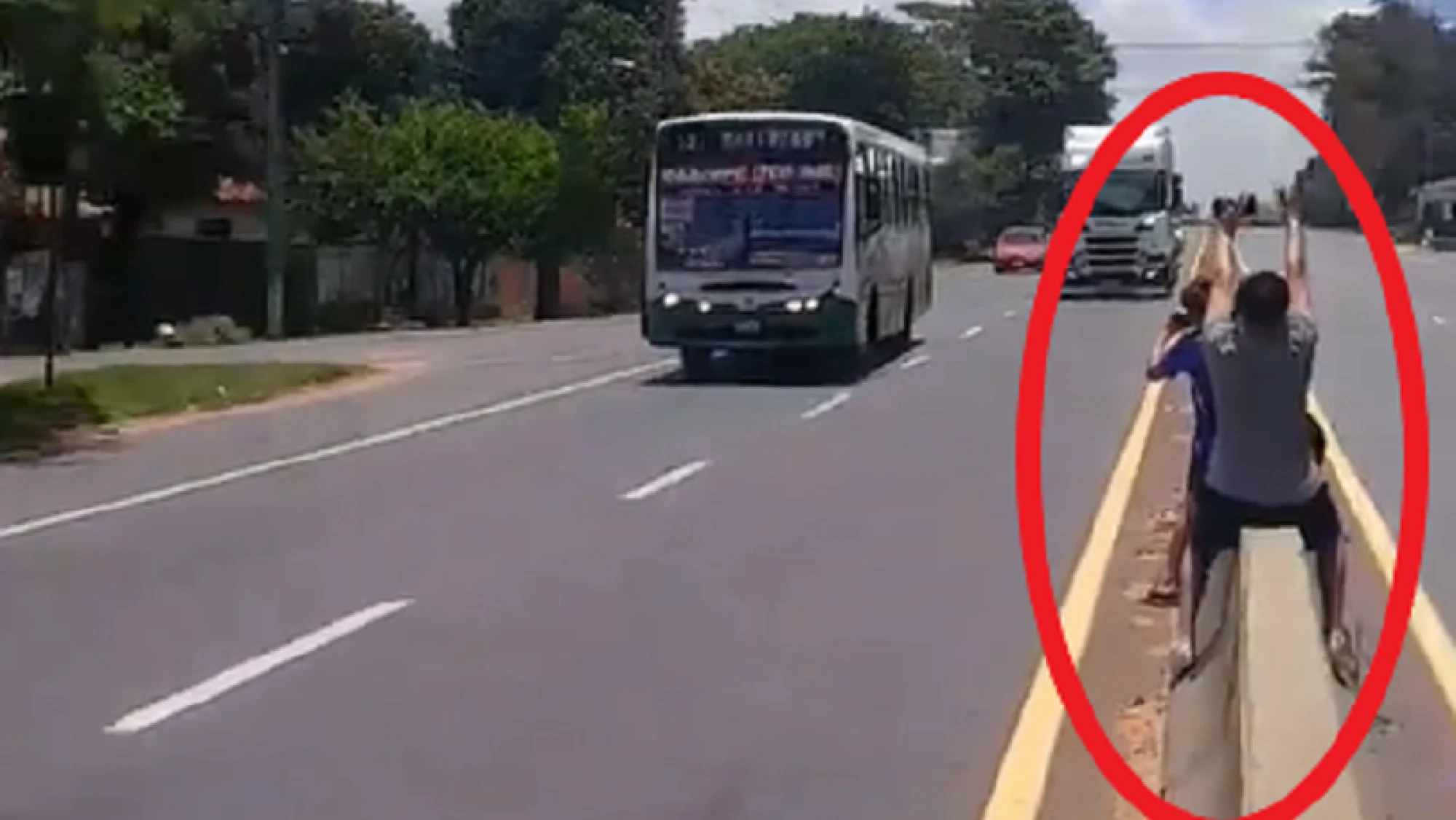 Niños y adolescentes son captados realizando arriesgado reto que se hace viral en TikTok