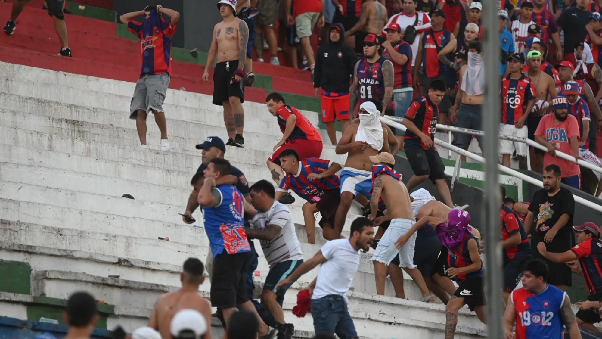 Se entregan a la Justicia tres hinchas de Cerro Porteño buscados por incidentes en el superclásico