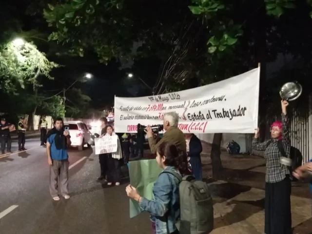 Trabajadores realizan cacerolazo para escrachar a Peña frente a Mburuvicha Róga