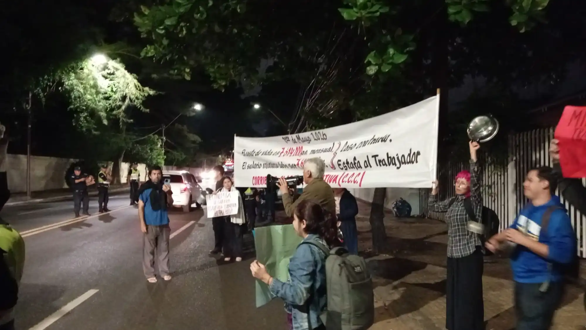 Trabajadores realizan cacerolazo para escrachar a Peña frente a Mburuvicha Róga