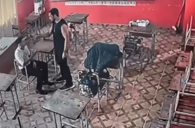 Docente agrede y amenaza con cuchillo a su colega frente a alumnos en Saltos del Guairá Docente agrede y amenaza con cuchillo a su colega frente a alumnos en Saltos del Guairá