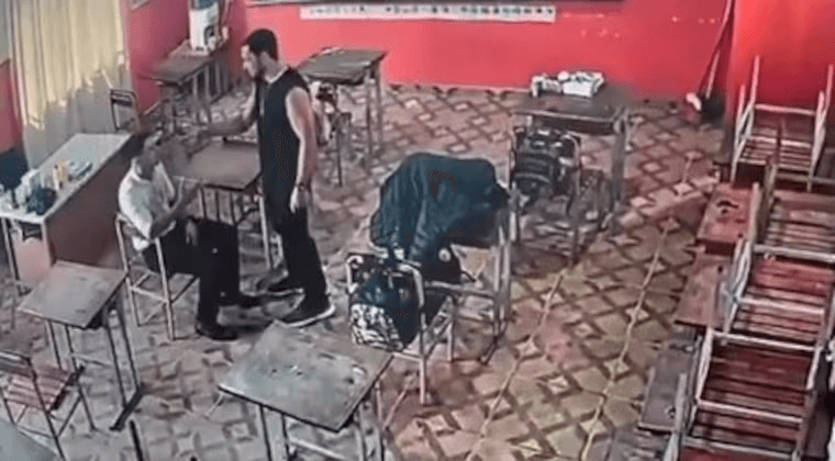 Docente agrede y amenaza con cuchillo a su colega frente a alumnos en Saltos del Guairá Docente agrede y amenaza con cuchillo a su colega frente a alumnos en Saltos del Guairá