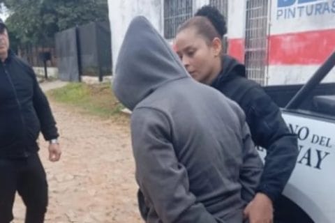 Detienen a mujer por presunto abandono de su hijo pequeño en un supermercado