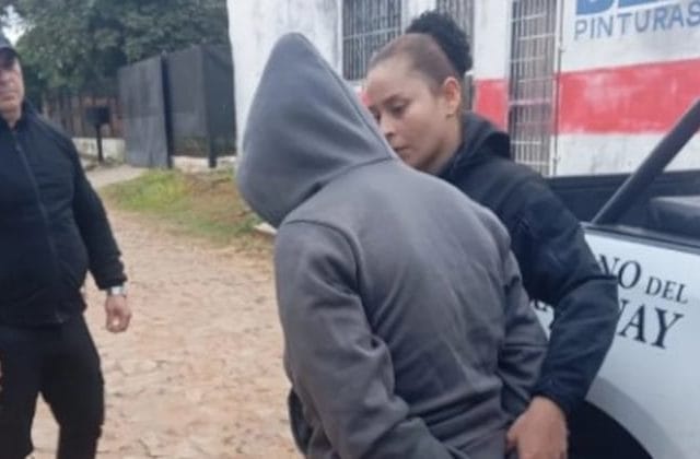 Detienen a mujer por presunto abandono de su hijo pequeño en un supermercado Detienen a mujer por presunto abandono de su hijo pequeño en un supermercado
