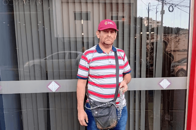 Papá de Tobías, el niño arrastrado por el raudal, se encadena en la Fiscalía