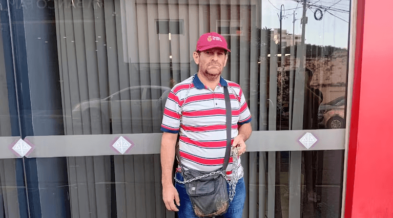 Papá de Tobías, el niño arrastrado por el raudal, se encadena en la Fiscalía