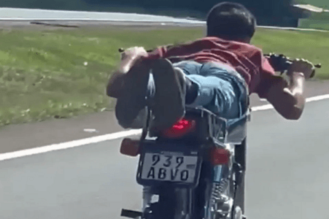 Adolescente fallece tras perder el control de su motocicleta durante peligrosas maniobras