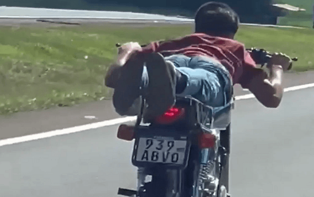 Adolescente fallece tras perder el control de su motocicleta durante peligrosas maniobras Adolescente fallece tras perder el control de su motocicleta durante peligrosas maniobras