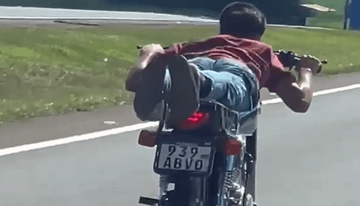 Adolescente fallece tras perder el control de su motocicleta durante peligrosas maniobras Adolescente fallece tras perder el control de su motocicleta durante peligrosas maniobras