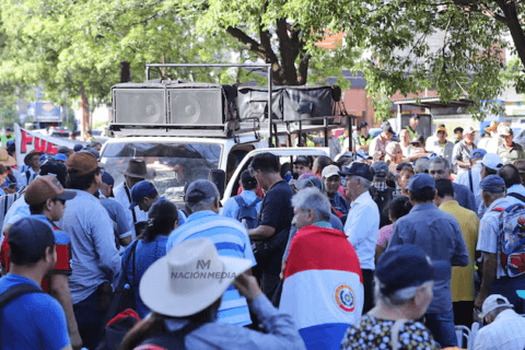 Imputan a dirigente que engañó y movilizó a los adultos mayores