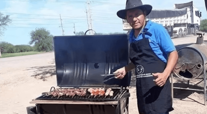 Chaqueñito volvió a vender asaditos frente a su alquiler Chaqueñito volvió a vender asaditos frente a su alquiler