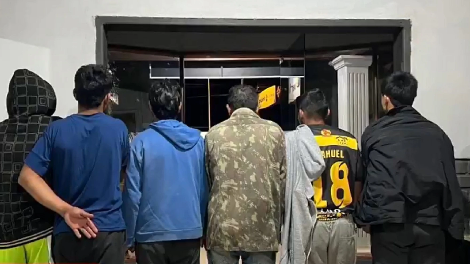 Riña familiar por comida termina en agresión a policías y daños a una patrullera en Capitán Miranda