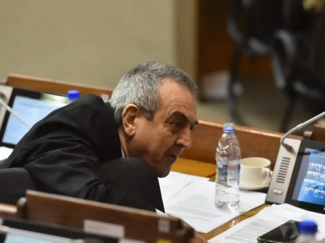 Yamil Esgaib se niega a mostrar su título y responde ofuscado a cronista