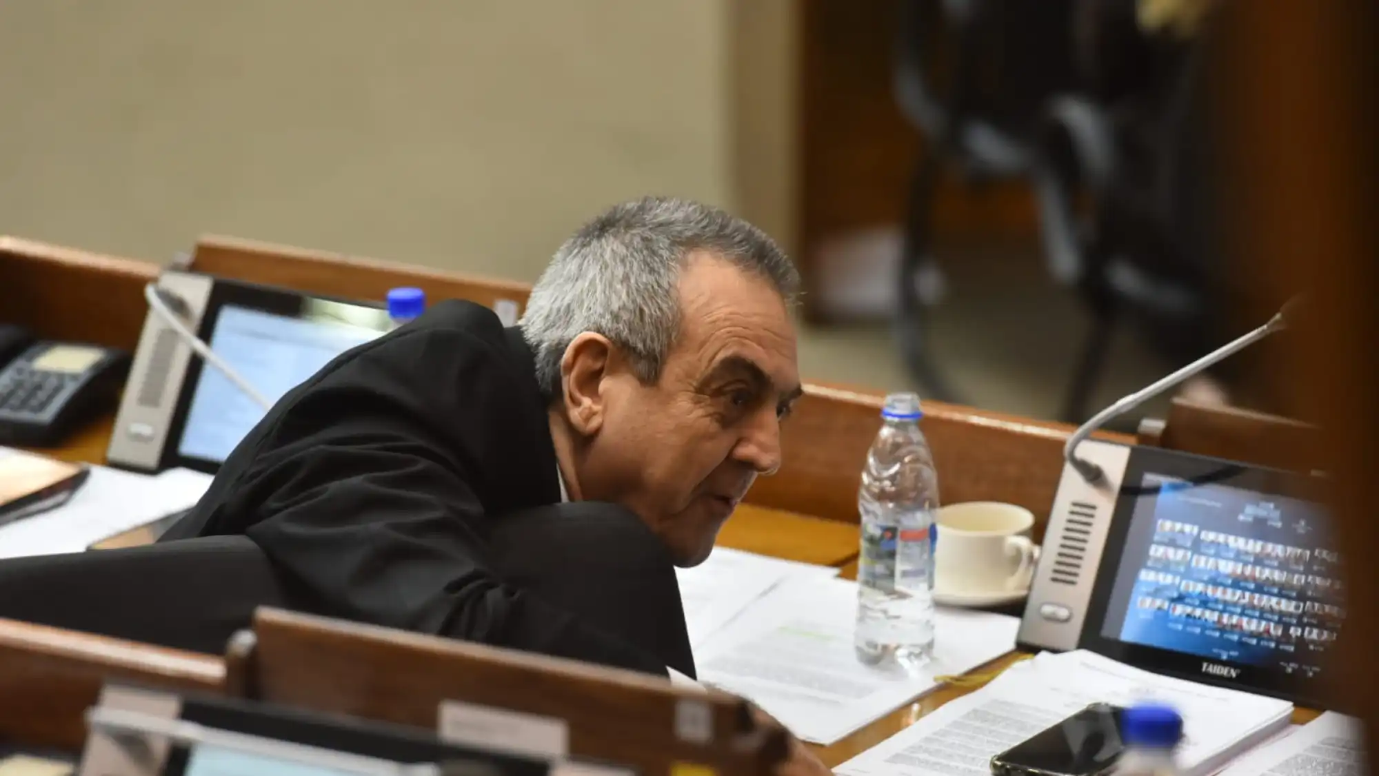 Yamil Esgaib se niega a mostrar su título y responde ofuscado a cronista