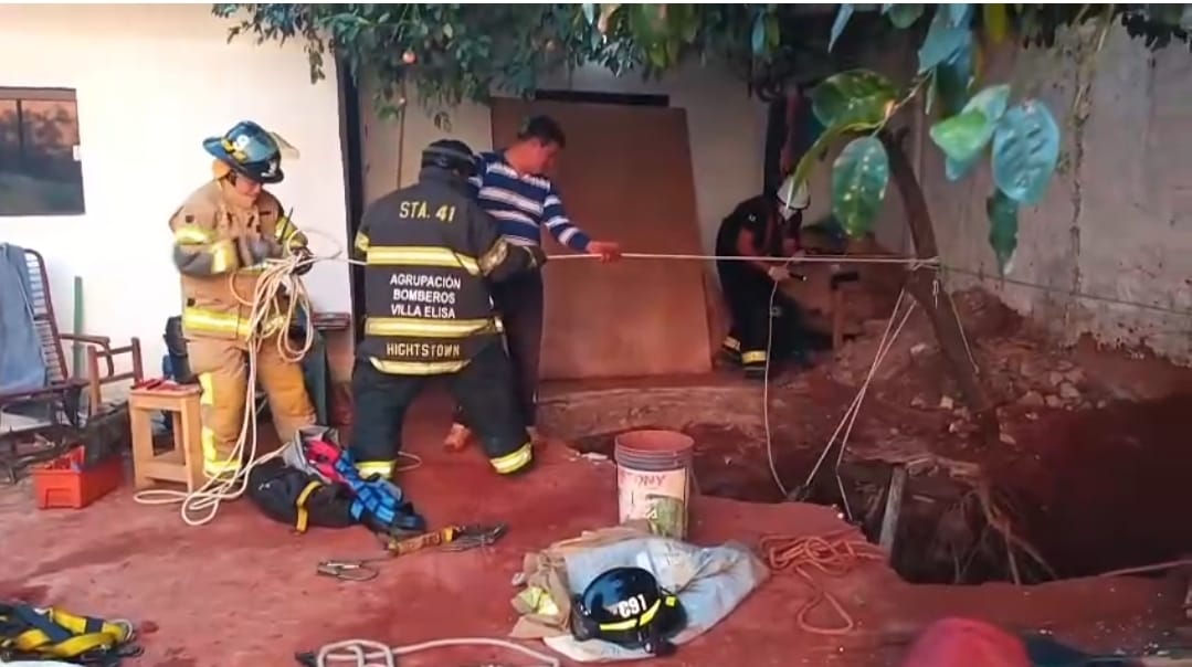 Derrumbe de pozo ciego deja un fallecido en Villa Elisa