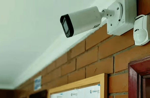 Investigan a colegio privado por instalar cámaras en los baños de los alumnos Investigan a colegio privado por instalar cámaras en los baños de los alumnos