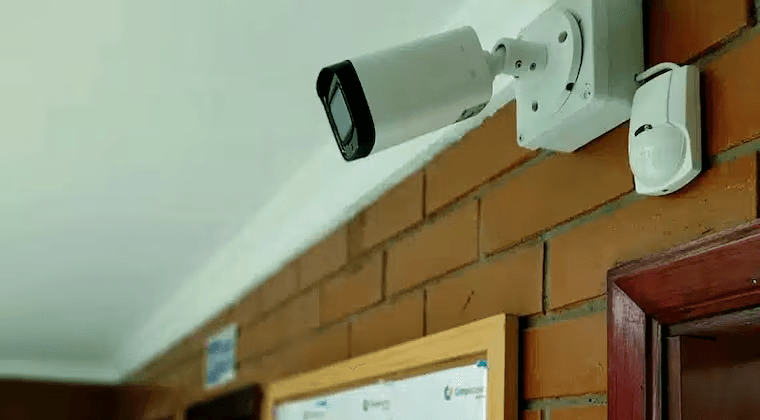 Investigan a colegio privado por instalar cámaras en los baños de los alumnos