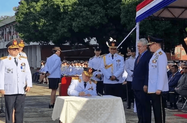 Presidente asciende al comandante de la Policía Nacional Presidente asciende al comandante de la Policía Nacional